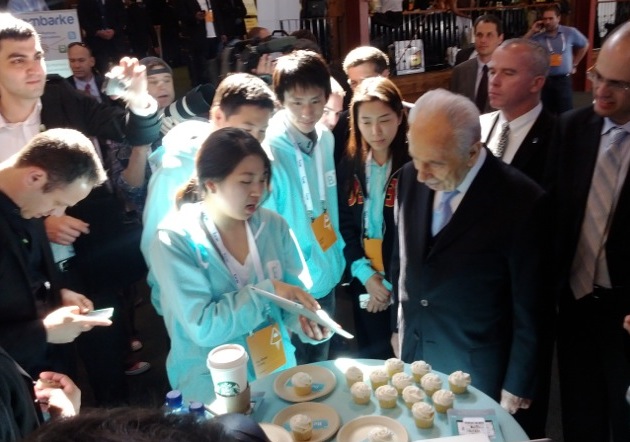 Shimon Peres checks out a demo of Between at LAUNCH