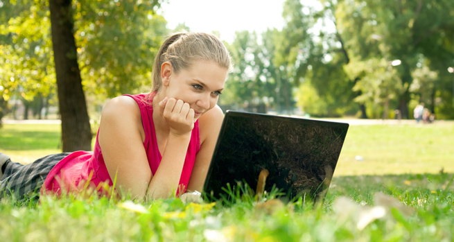 ss-girl-at-computer