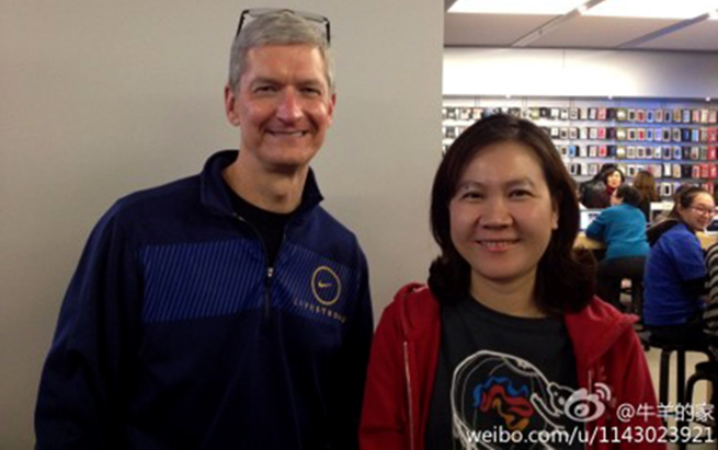 tim-cook-visits-china-apple-store