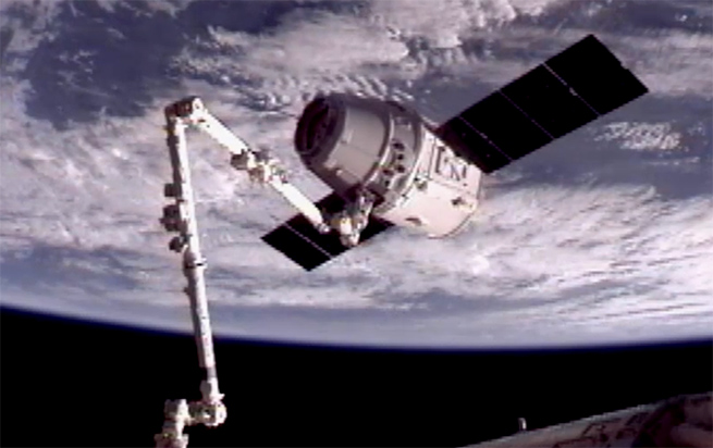 spacex-dragon-captured-iss