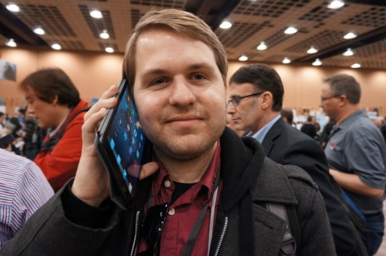 Sean Ludwig of VentureBeat shows how big the 6.1-inch Huawei smartphone is.