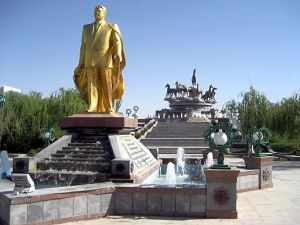 Golden_Statue_of_Saparmurat_Niyazov_in_Ashgabat