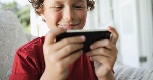 playing-games-on-cell-phone-RATINGS