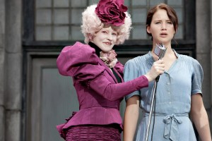 Effie Trinket (Elizabeth Banks, left) and Katniss Everdeen (Jennifer Lawrence) in THE HUNGER GAMES. 