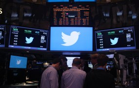 NYSE execs mingle with traders and journalists as Twitter trading begins