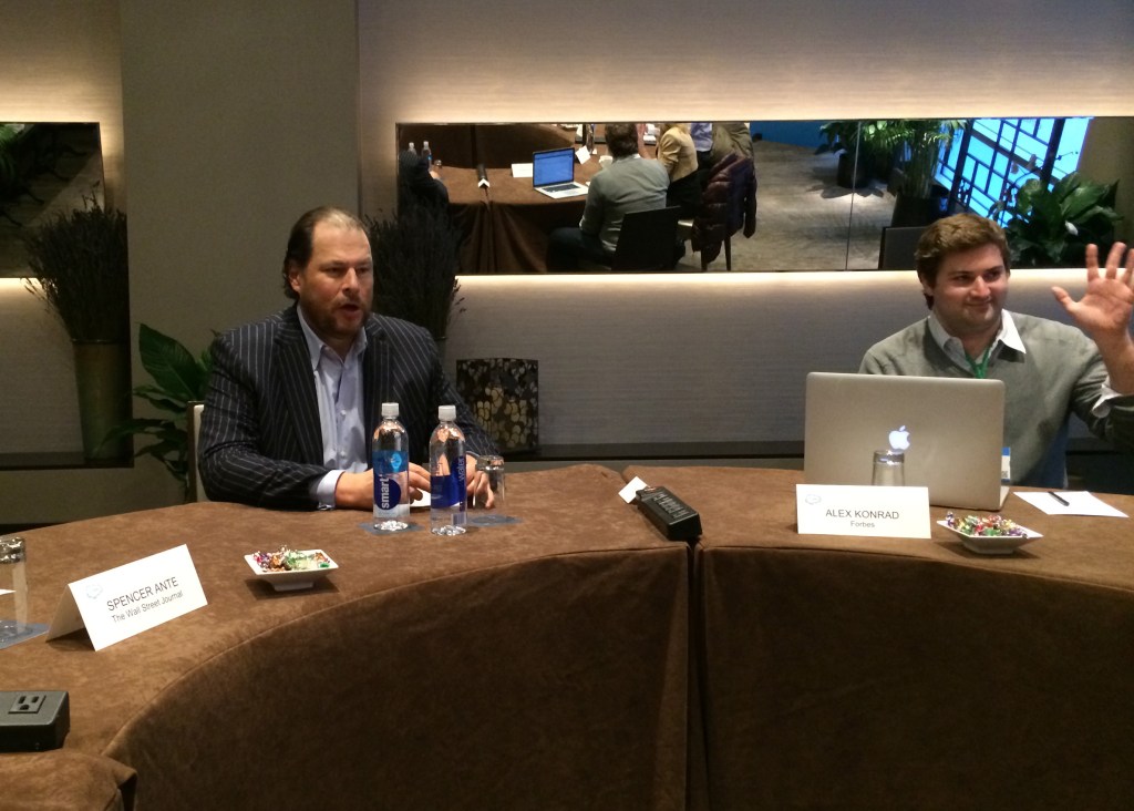 Benioff chats with a roundtable of journalists