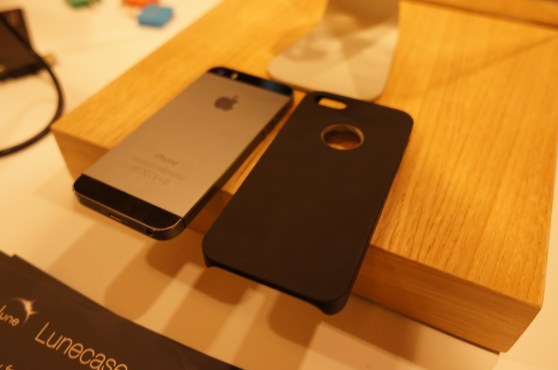 Concepter revealed a plain iPhone 5S under the Lune case, though we weren't able to see inside the case itself.