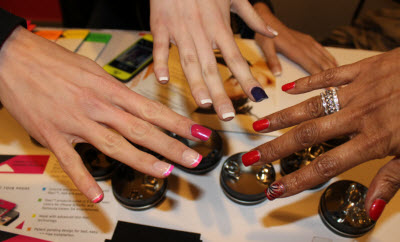 The forefingers have the Elektra Nails false nails that work with touchscreens