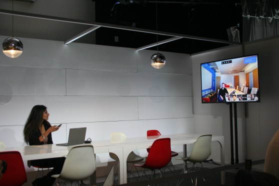 A Googler demonstrates a videoconference with Chromebox for meetings in action.