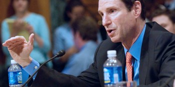 25 tech companies ask Sen. Wyden to fight for online freedom — again