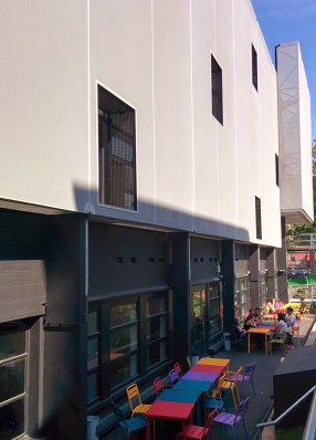 Exterior view of Ecole 42.
