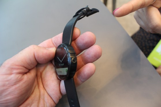 Moto 360 right side