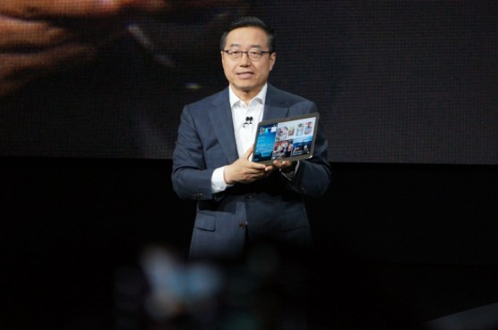 DJ Lee, Samsung's EVP and Head of Sales & Marketing, showing off the Galaxy Tab S.