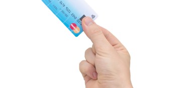 MasterCard's Apple Pay alternative: A card with NFC and a fingerprint sensor