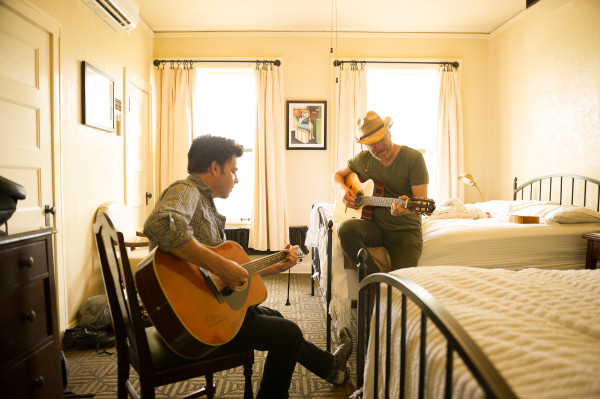 Guitarist Johnny Hickman (left) and lead singer David Lowery. 