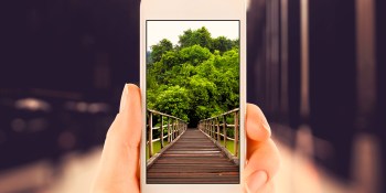 Virtual reality without the geeky headsets: Lightweight VR for smartphones