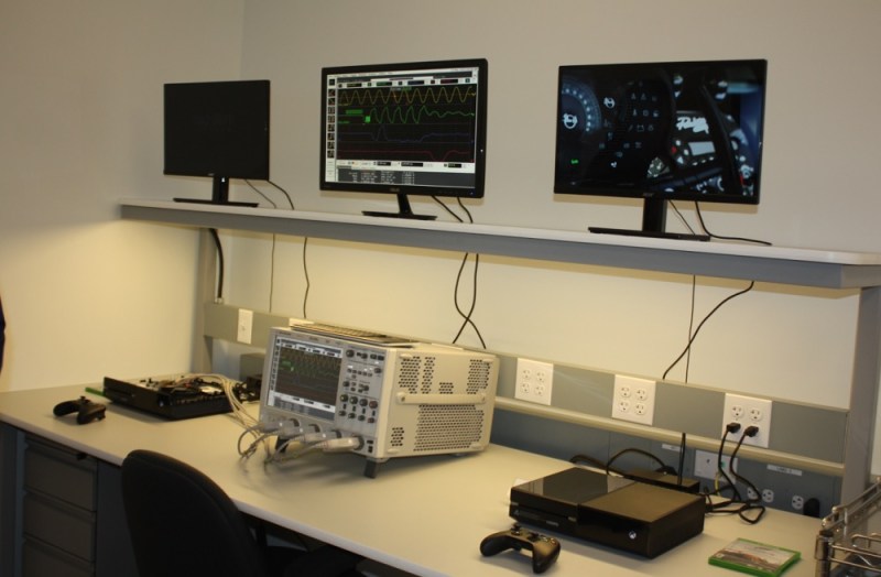 An oscilloscope probes the memory of an Xbox One game console.