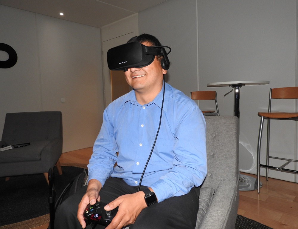 Dean Takahashi plays with the Oculus Rift and Xbox One controller at E3 2015.