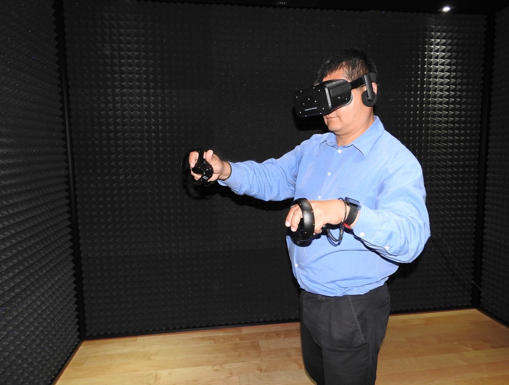 Dean Takahashi demos the Oculus Rift and Oculus Touch.