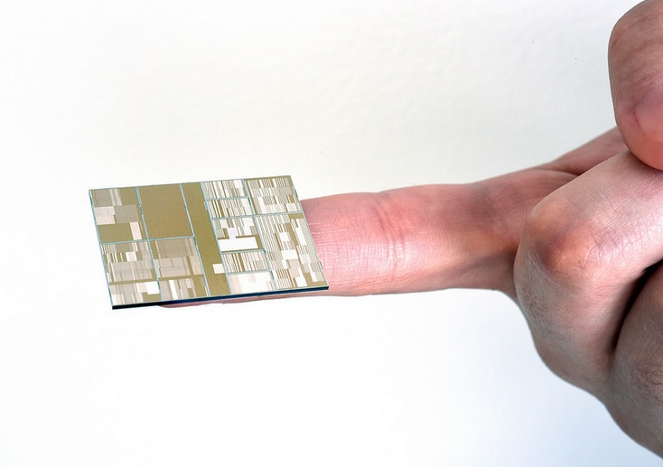 IBM's 7-nanometer chip has circuits that are 1,400 times smaller than a human hair.