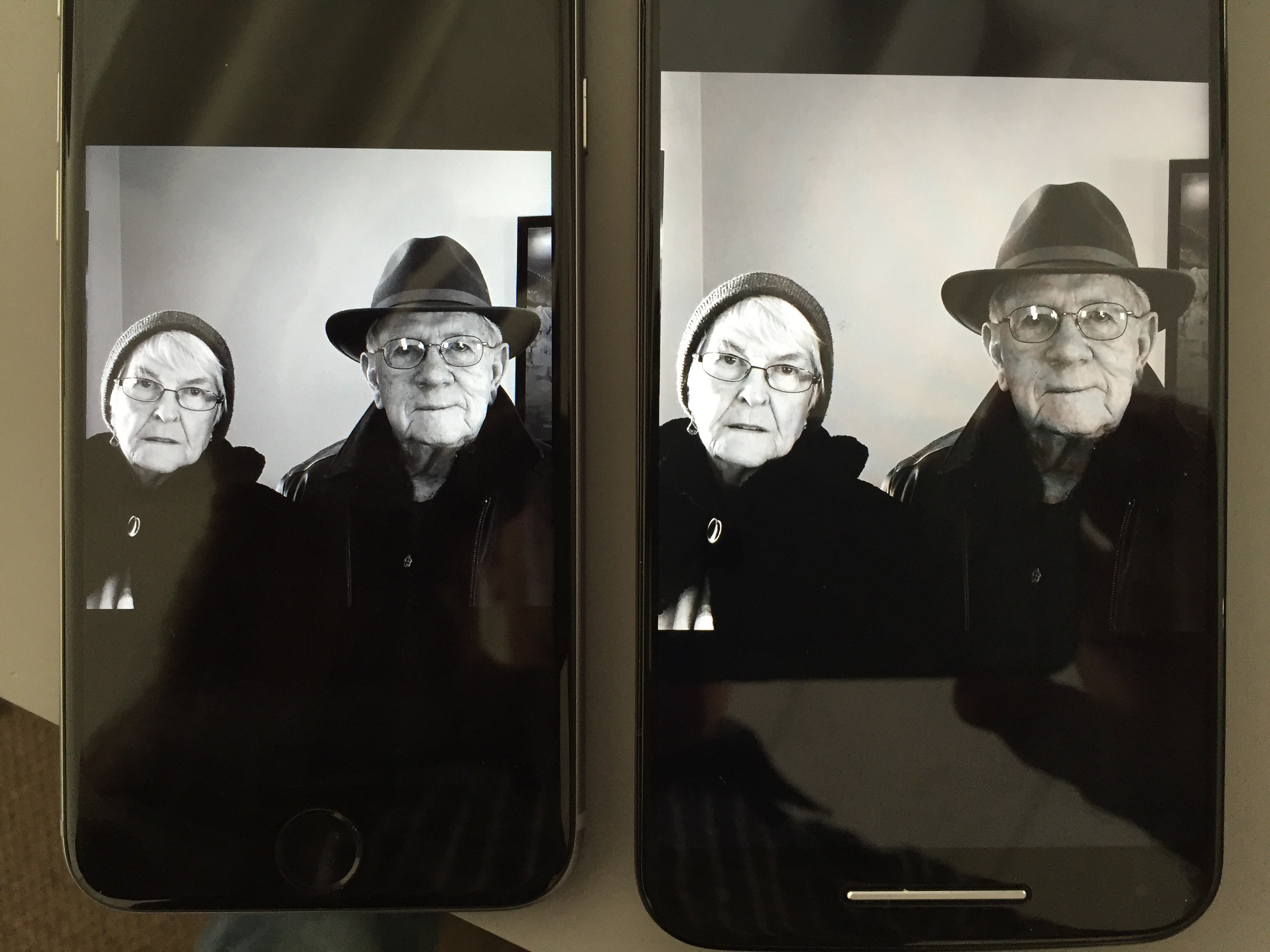 Black and white image displayed on the iPhone 6s (left) and on the Moto Pure (right).