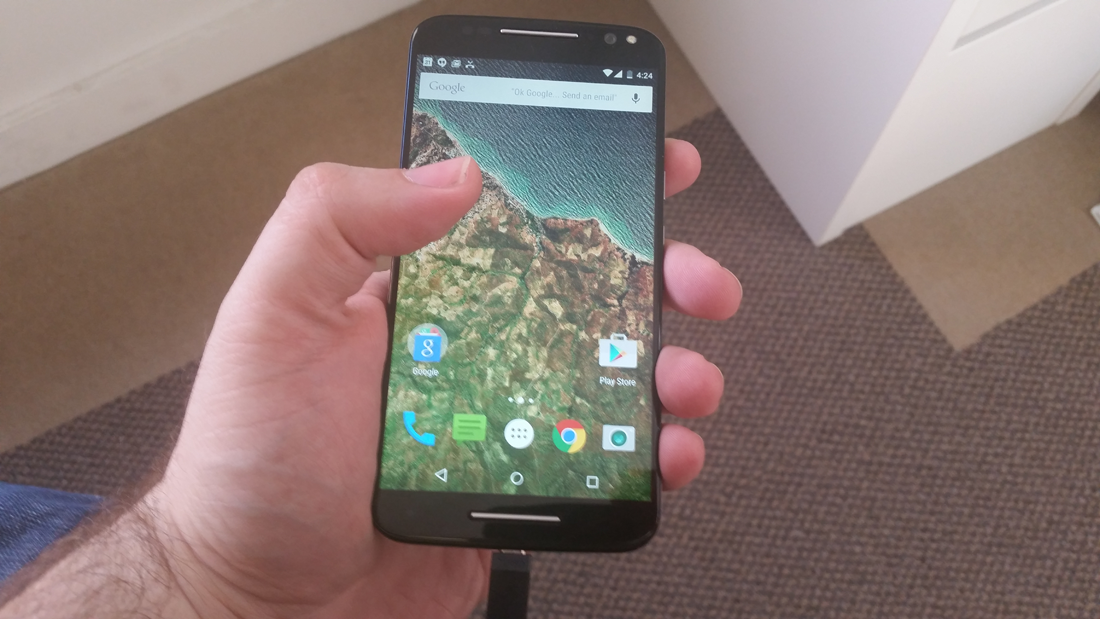 Moto X Pure Edition in hand