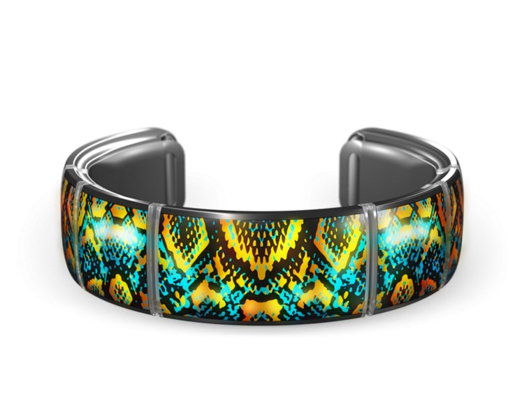 Gemio's colorful braceless can connect to friends' bracelets via Bluetooth.