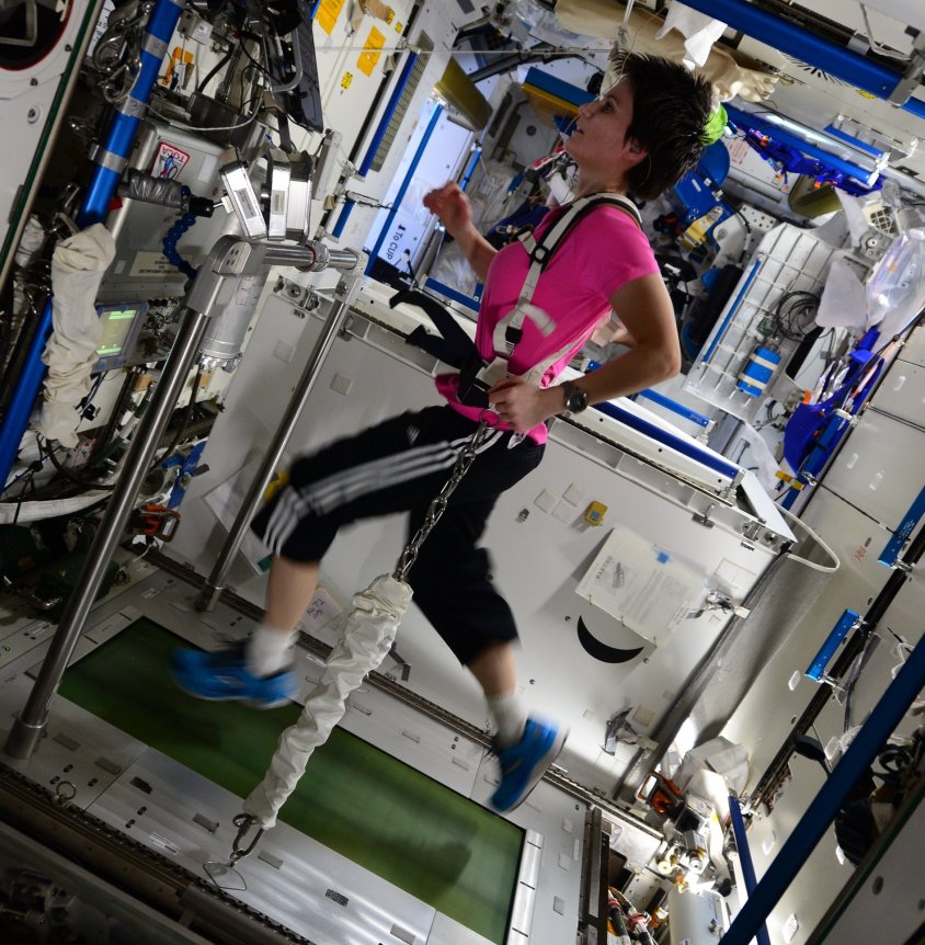 Samantha Cristoforetti runnning in space