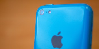51% of Americans think Apple should unlock San Bernardino shooter’s iPhone, survey says