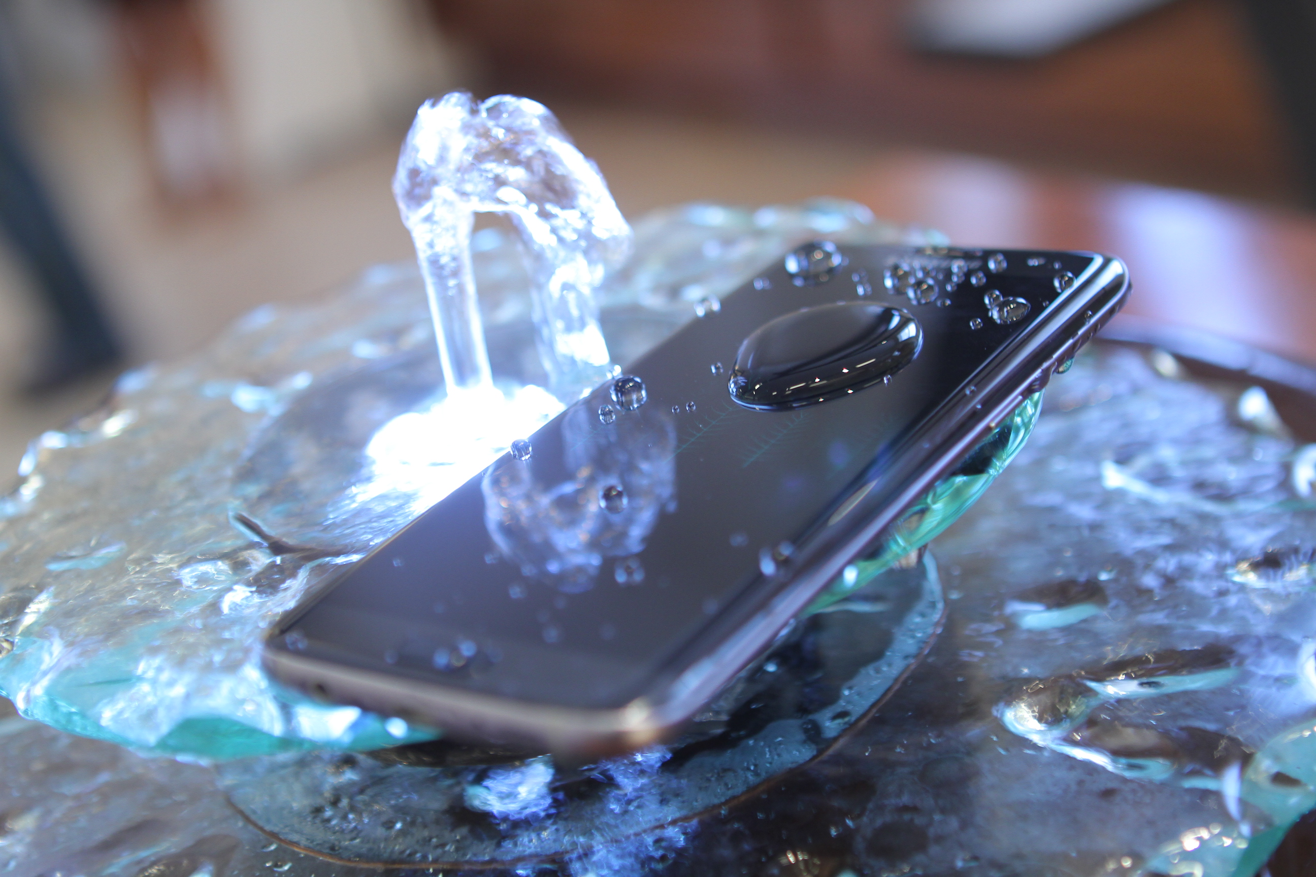 Samsung showcases the waterproof capability of its Galaxy S7 smartphone.