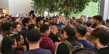Jony Ive visits Apple Store in Union Square on opening day