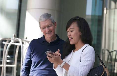 Tim Cook & Jean Liu