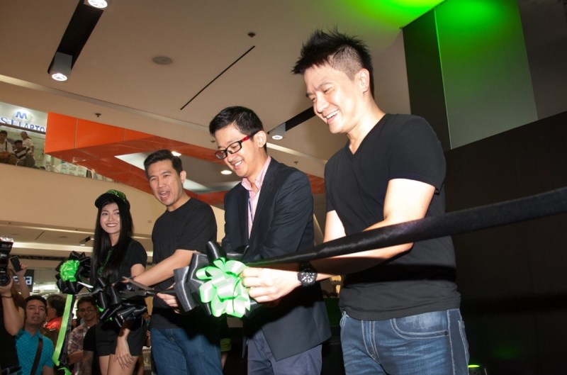 Min-Liang Tan (right) opens Razer store in Manila.