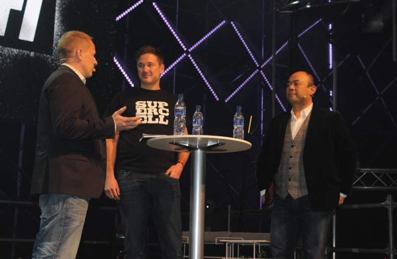 Supercell's Ilkka Paananen (center) and SoftBank's Taizo Son (right)
