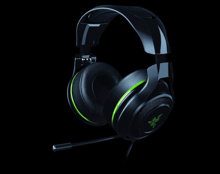 Razer's headphones get a wire and multiplatform support.