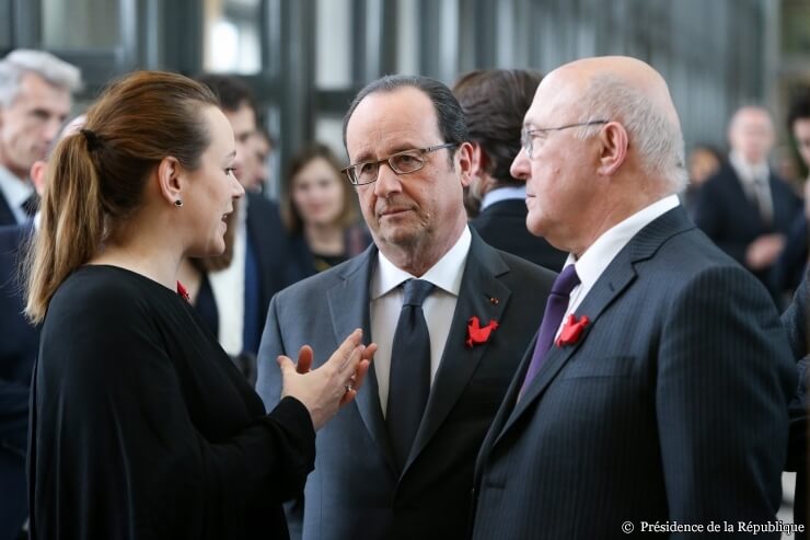 Digital Minister Axelle Lemaire (left) speaks with President François Hollande (center) and Finance Minister Michael Sapin.