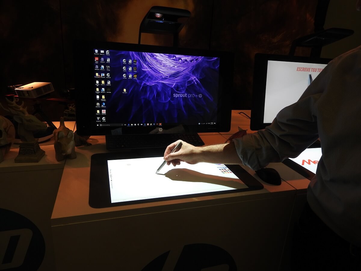 You can write with a stylus on the projected screen on the HP Sprout Pro G2.