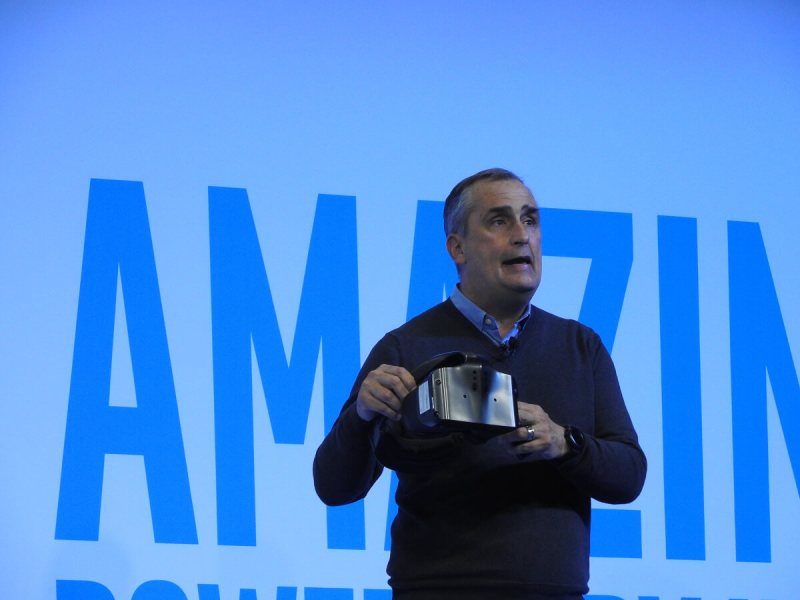 Intel CEO Brian Krzanich shows off Project Alloy.