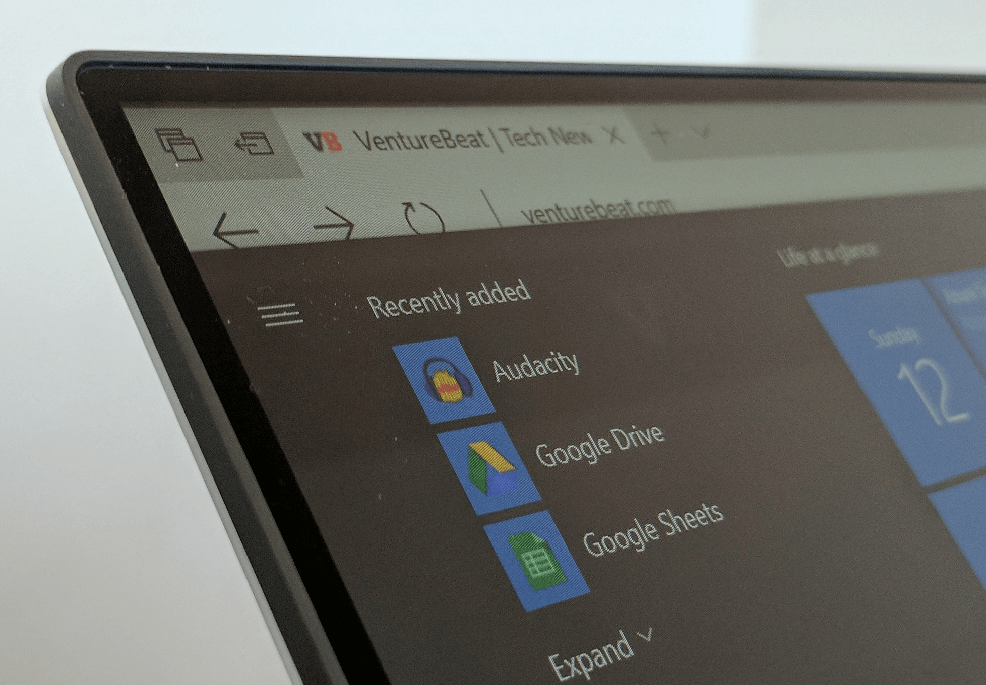 Thin bezels.