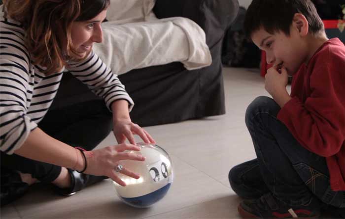 Caregivers have successfully used Leka to accelerate children’s learning of colors, emotions, and motor skills. Image Credit: Leka, Inc / Ladislas de Toldi.