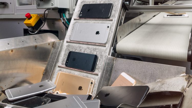 Apple's Daisy robot loads iPhones for dismantling.