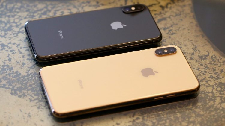 The iPhone XS (gray) and iPhone XS Max (gold).