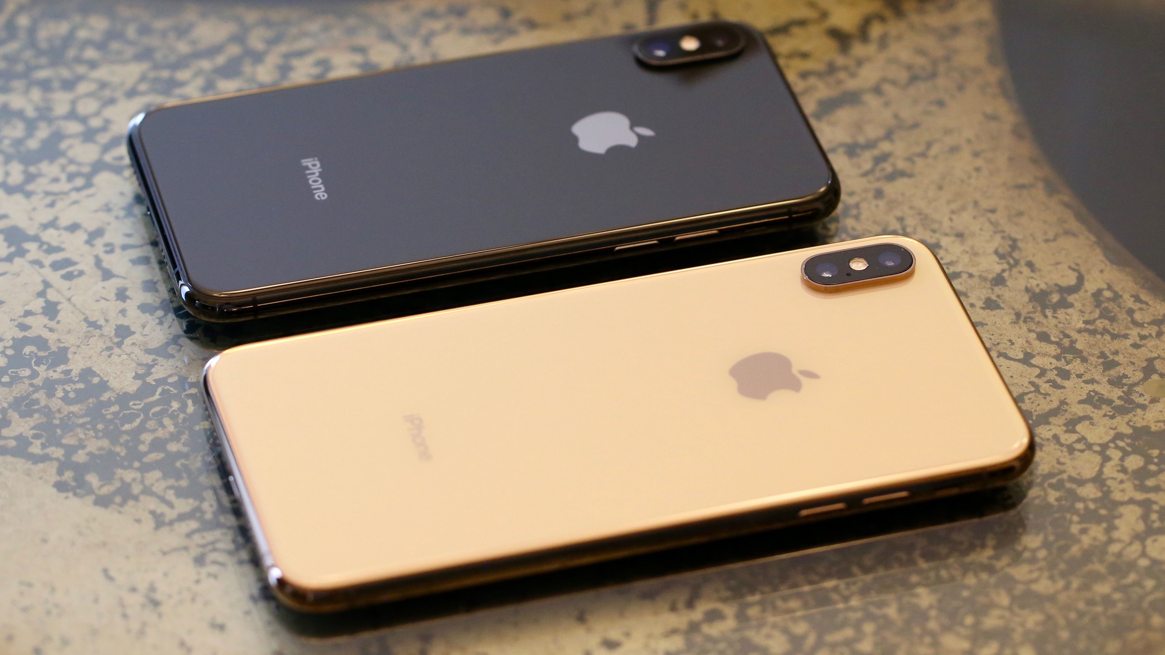 The iPhone XS (gray) and iPhone XS Max (gold).