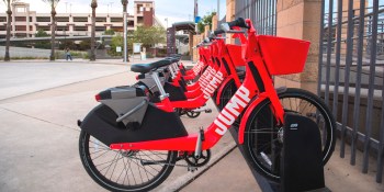 Uber’s Jump e-bikes will have swappable batteries, phone mounts, and QR codes for unlocking