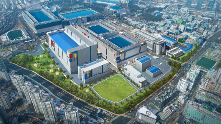 A Samsung plant in Hwaseong, South Korea is now producing so-called 7LPP chips, using a complex ultraviolet light process to achieve superior results at 7nm size.
