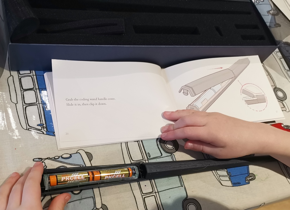 Harry Potter Coding Kit: Batteries in