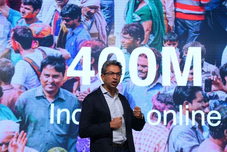Vice-president of Google for South East Asia and India Rajan Anandan speaks during the launch of the Google 'Tez' mobile app for digital payments in New Delhi on September 18, 2017. / AFP PHOTO / SAJJAD HUSSAIN        (Photo credit should read )