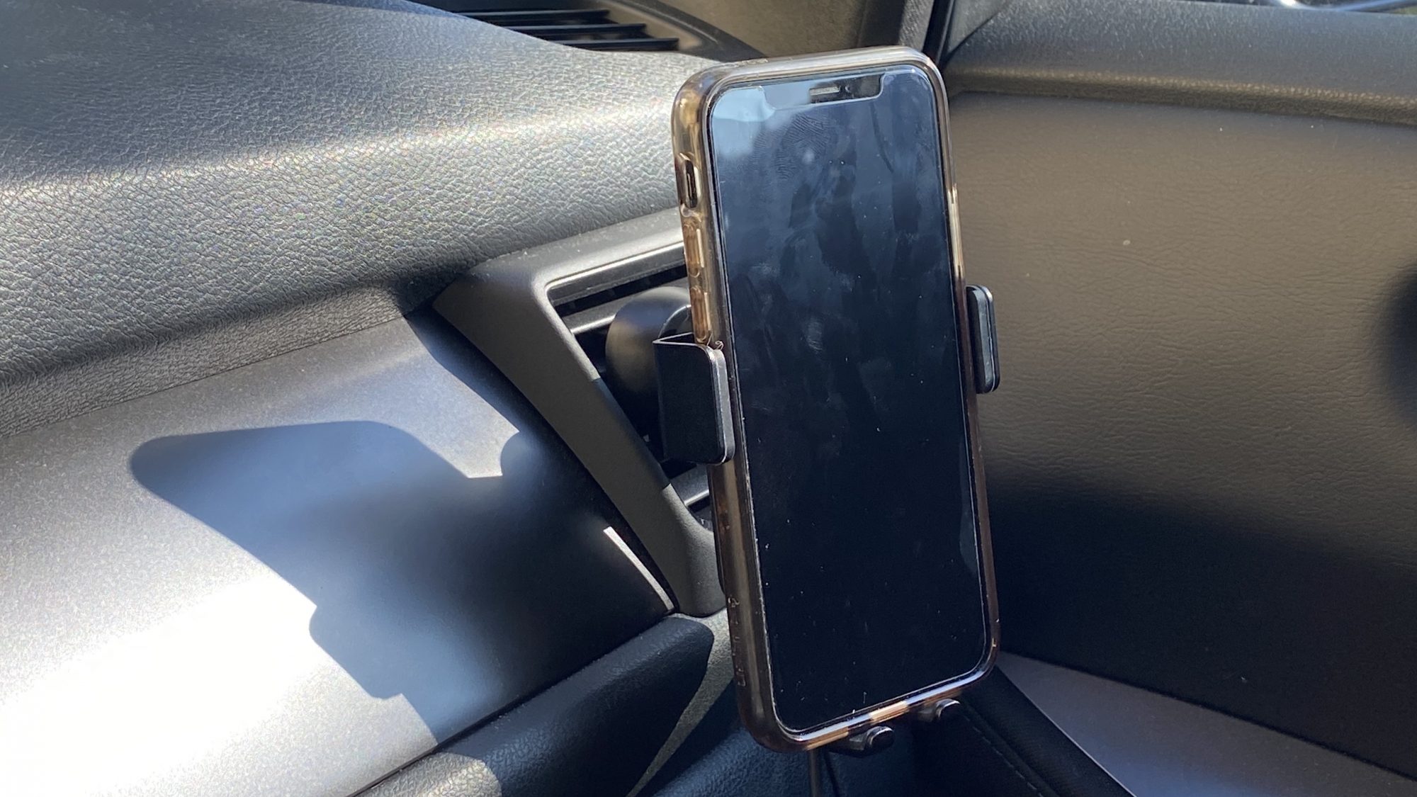 Totalee makes affordable Qi wireless car and desktop chargers for the iPhone.