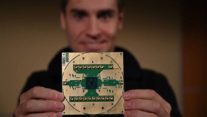  Stefano Pellerano, Principal Engineer at Intel Labs, holds Horse Ridge. The new cryogenic control chip will speed development of full-stack quantum computing systems, marking a milestone in the development of a commercially viable quantum computer.