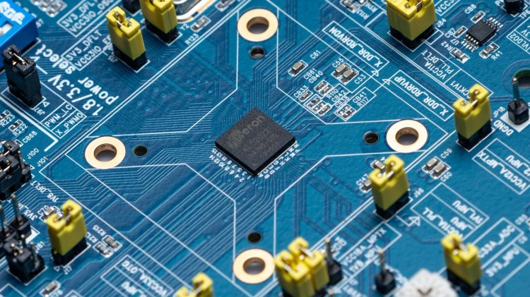 Kneron KL520 AI chip for on-device machine learning